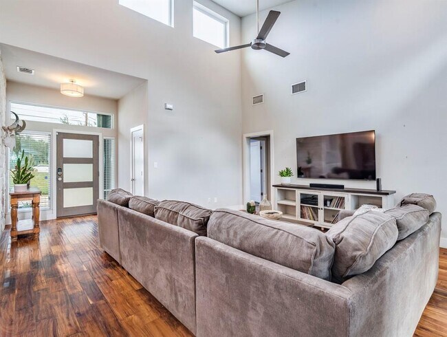 Building Photo - 17215 Oak Cliff Cir