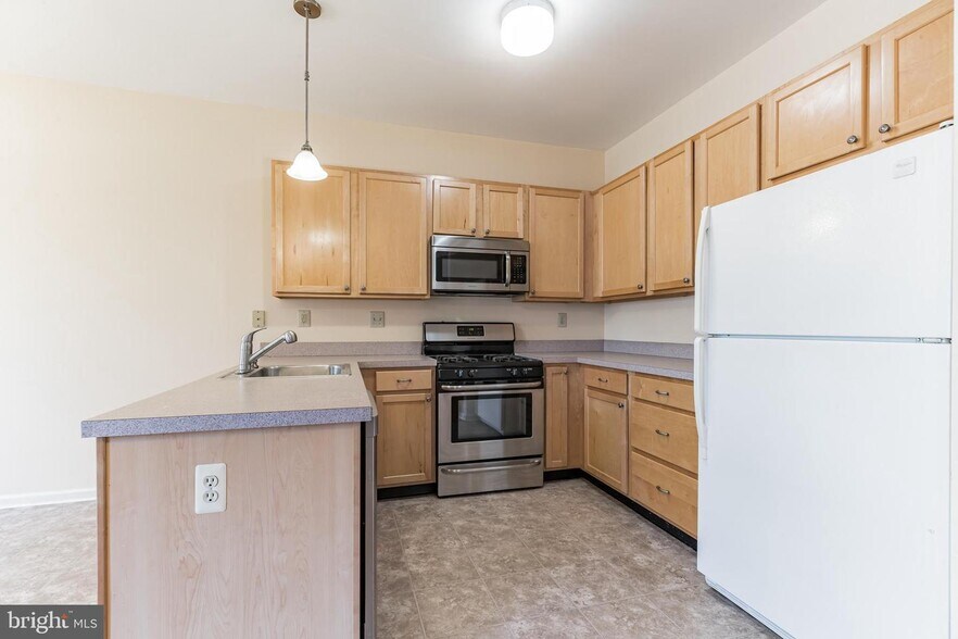 Building Photo - 556 Cork Cir