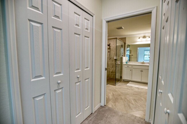 Building Photo - Seasonal Short-Term Coach Home 2-Bedrooms plus den, 2-Bath in Gran Paradiso!