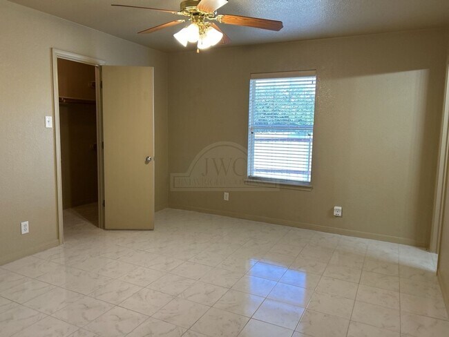 Building Photo - 1305 Chips Dr