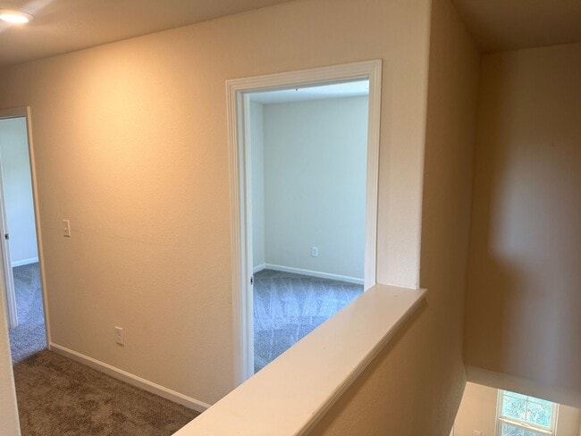 Building Photo - Lovely 3 bedroom/2.5 bath townhome