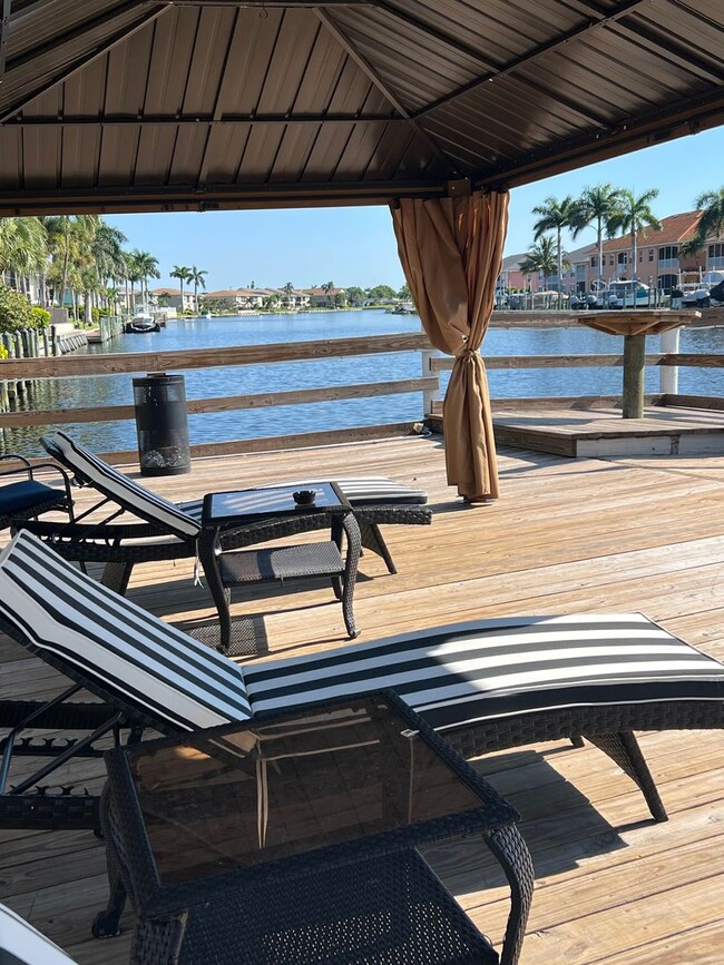 Building Photo - Hideaway Waterfront Hotel