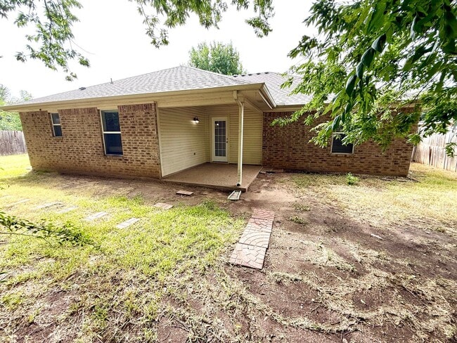 Building Photo - Available Now! Charming Single-Story Home in Waco with Modern Finishes & Spacious Yard