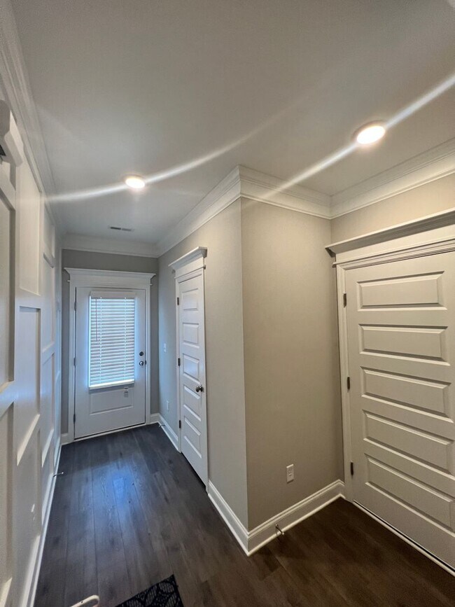 Building Photo - 3BR/2.5 BATH Townhome with Garage & Fenced...