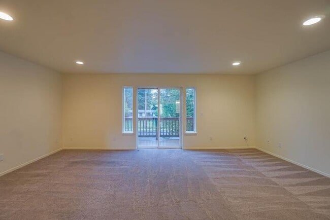 Building Photo - THREE BEDROOM TOWNHOUSE