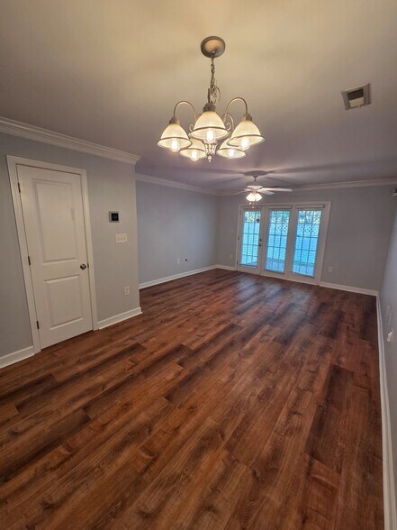 Building Photo - 1215 Green Oaks Ln