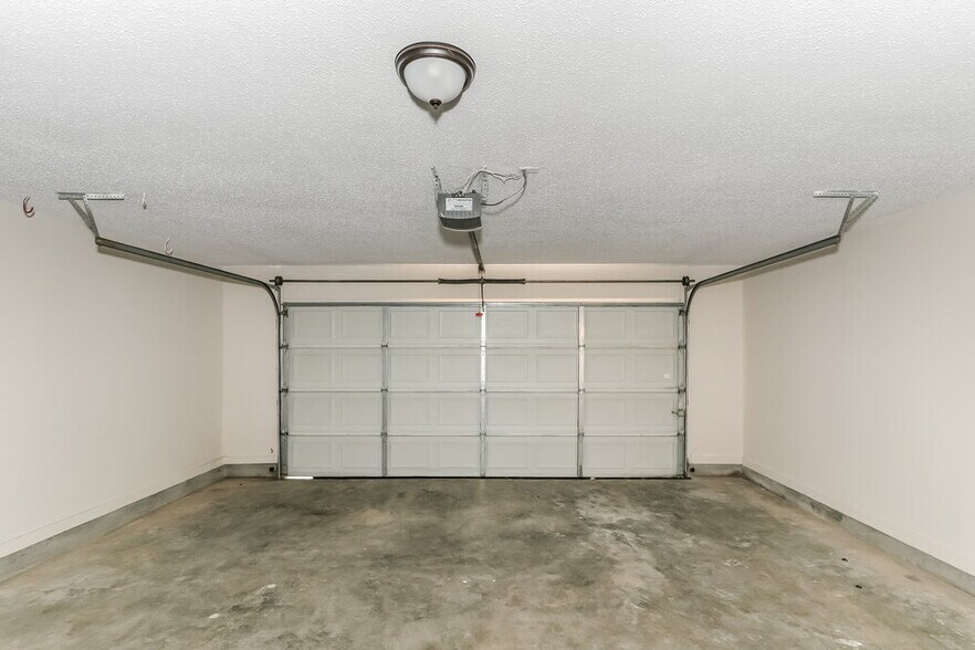 Building Photo - 8642 Tropicana Dr N