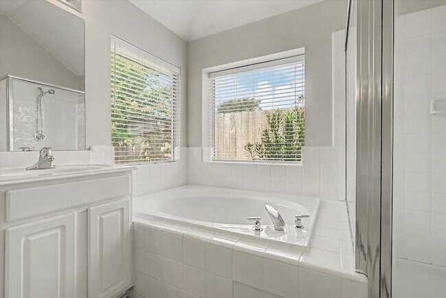 Building Photo - 16011 Belleshire Glen Ln
