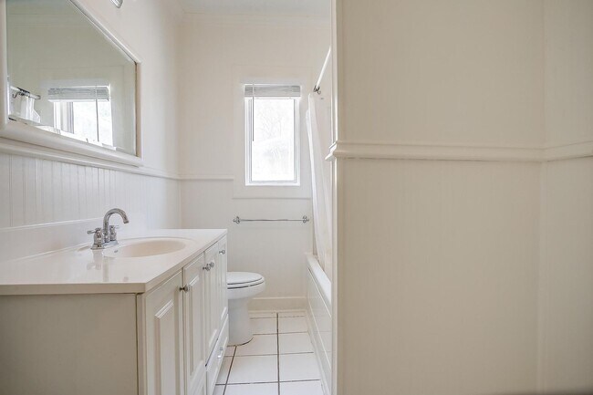 Building Photo - Well Maintained 3 Bed, 2 Bath in Establish...