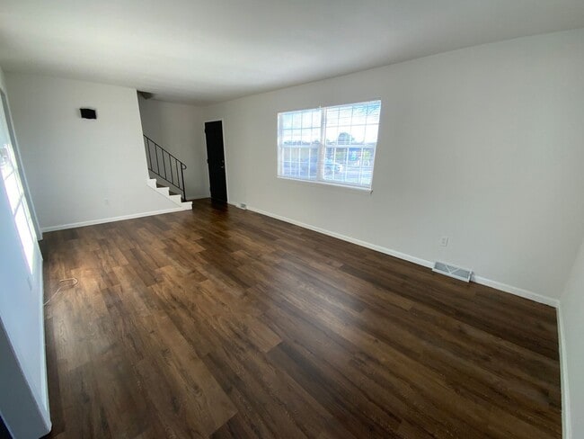 Building Photo - 3 Bedroom Newly Remodeled Duplex