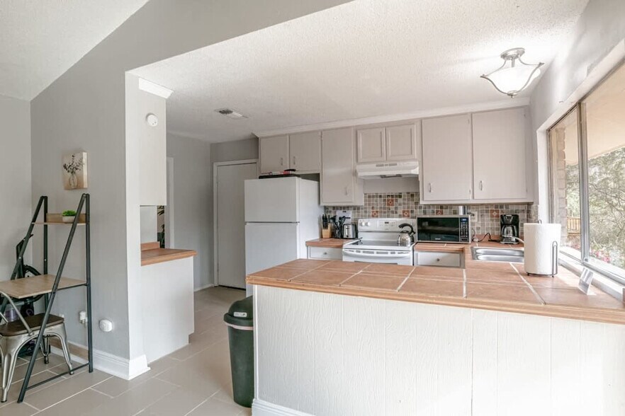 Building Photo - 5477 Ardell Dr