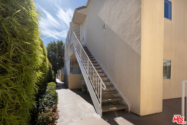 Building Photo - 13801 Oxnard St