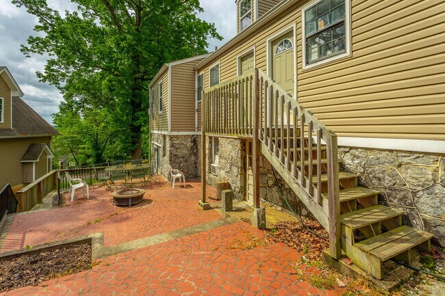 Building Photo - 321-325 Pine Ridge Road