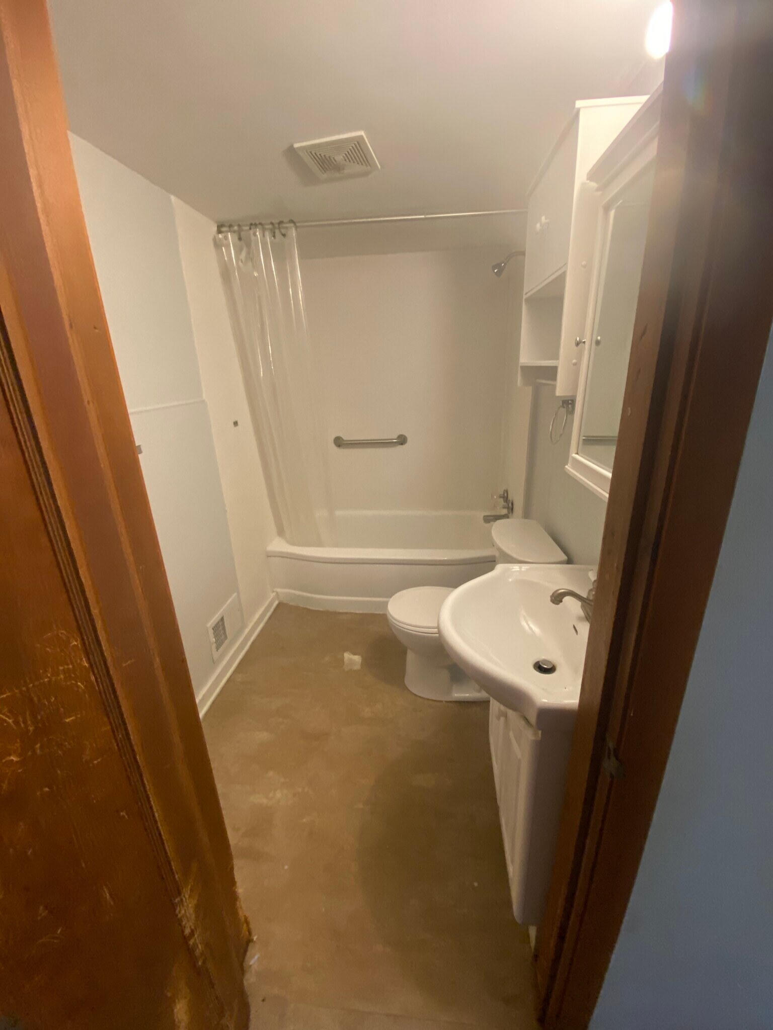 up bath - 1032 Adams St