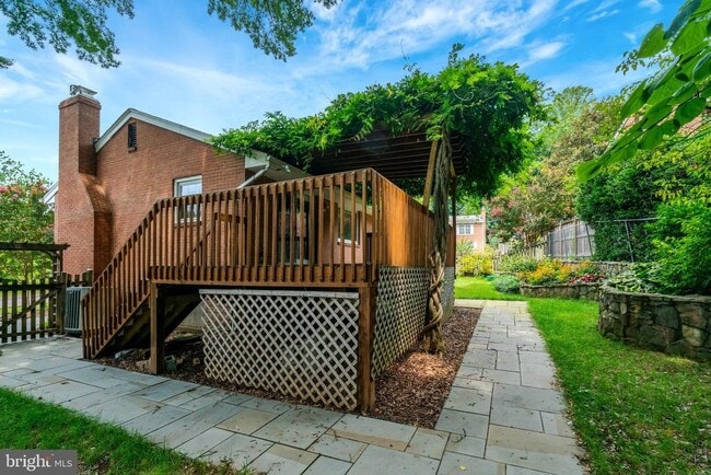 Building Photo - 821 N Latham St