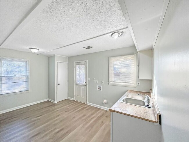 Building Photo - 533 Burkman Dr