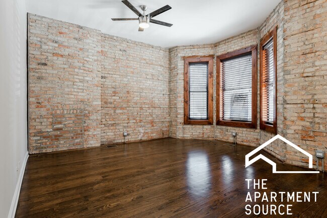 Building Photo - 1756 W Montrose Ave