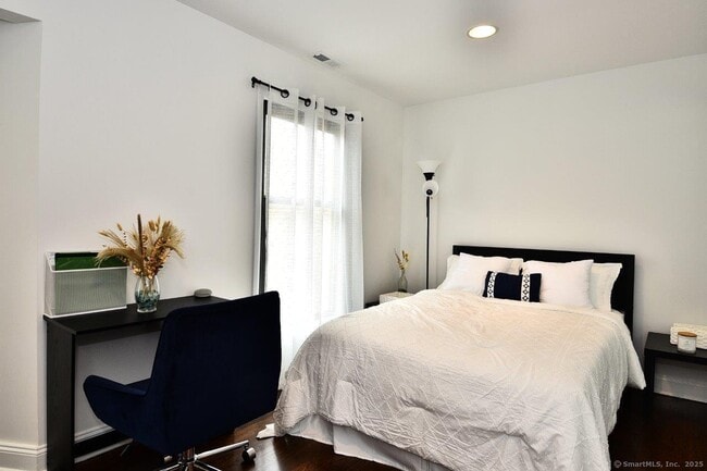 Building Photo - 178 Flax Hill Rd