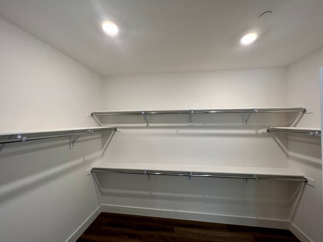 Building Photo - Gorgeous Nearly New Home With 4 Bed, 2.5 b...