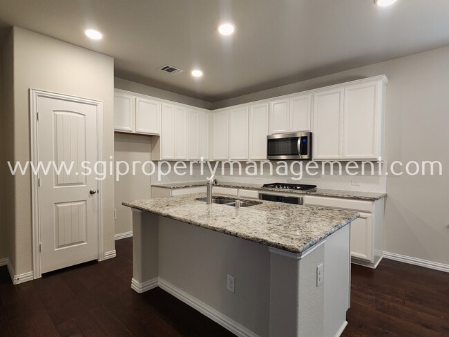 Building Photo - 2024 Miramar Dr