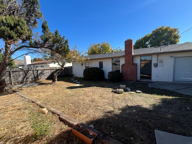 Building Photo - 3 Bedroom 2 Bathroom House W/ Garage Avail...