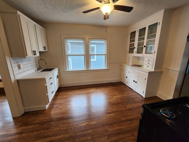 Building Photo - 2033 Robin St