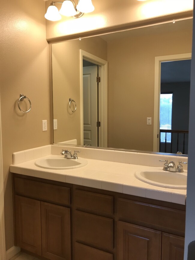 Building Photo - 1235 Bluegrass Ct