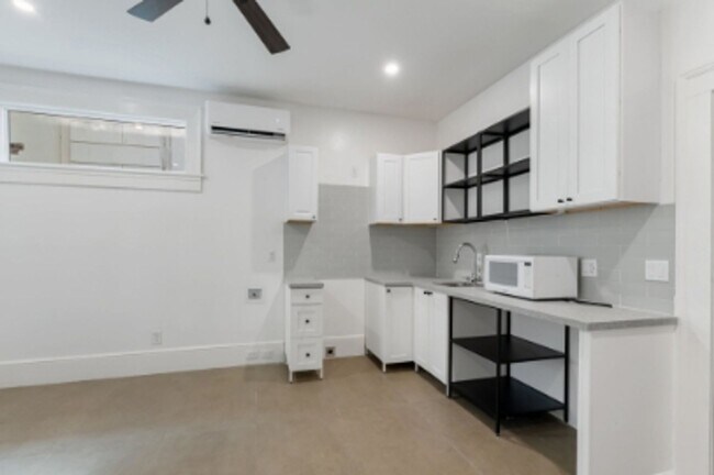 Building Photo - 1 Bedroom Duplex COMPLETELY UPDATED with D...