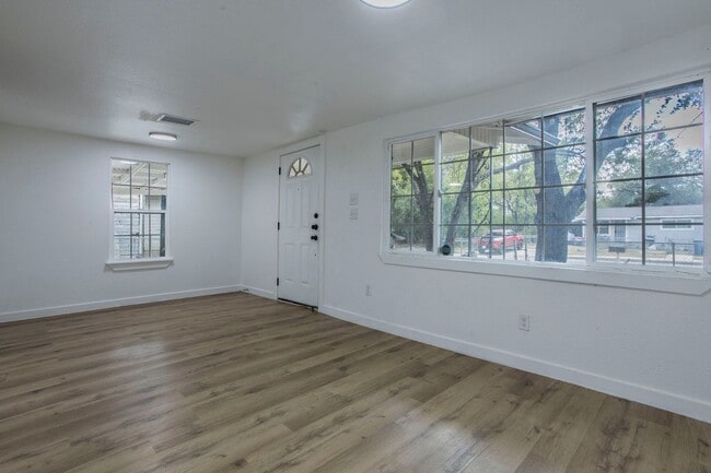 Building Photo - Modern Comfort and Convenience  4BR/2BA Home in San Antonio Available Now!