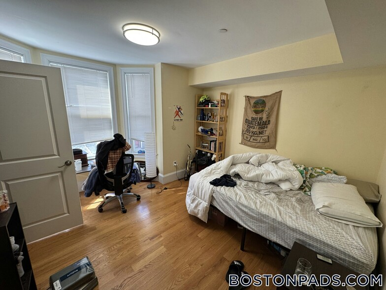 Building Photo - 183 River St