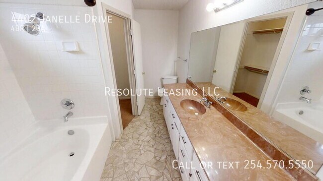 Building Photo - 4402 Janelle Dr