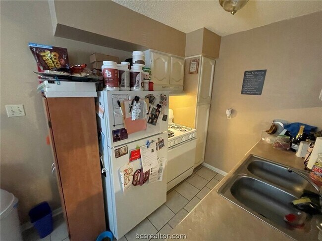 Building Photo - 1521 Hillside Dr
