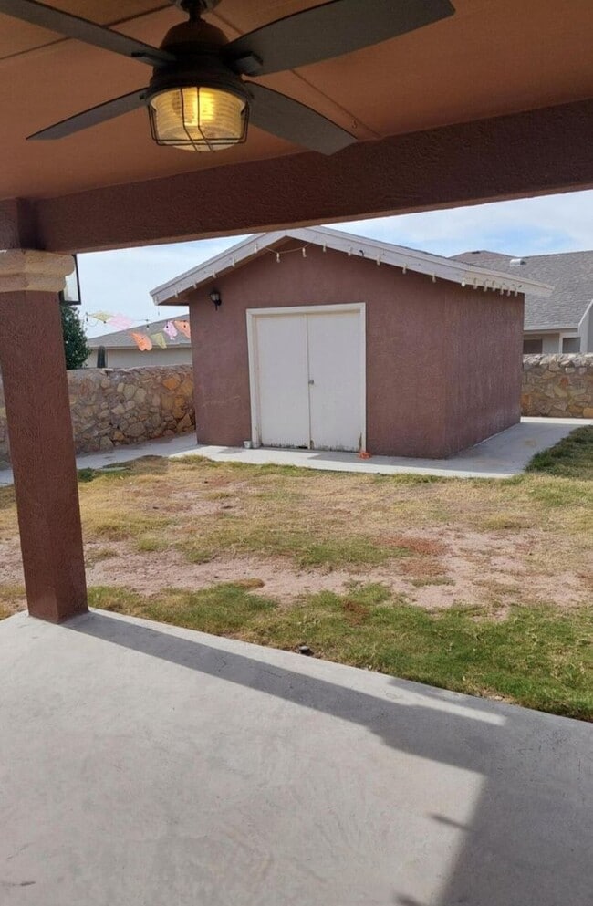 Building Photo - 3 bedroom 2 bathroom beautiful rental ! Available November