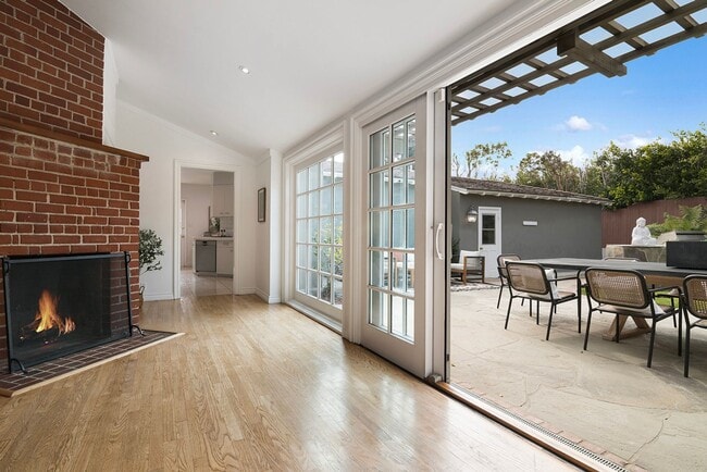 Building Photo - Gated Brentwood Circle Family Home