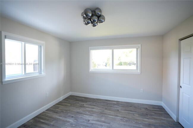 Building Photo - 2573 Conroy Dr