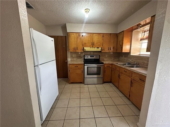 Building Photo - 11 Cll De Amistad