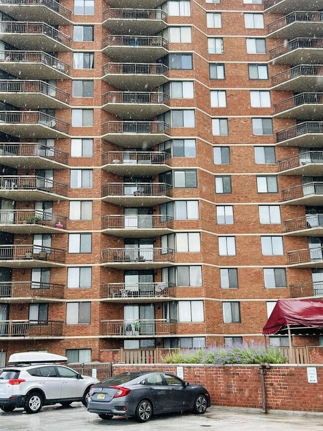 Building Photo - 1040 Harmon Cove Tower