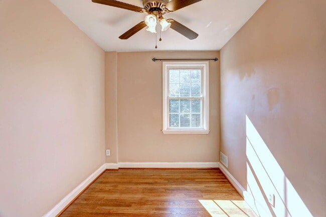 Building Photo - (3BD/2BA) Fabulous Rodgers Forge Townhome