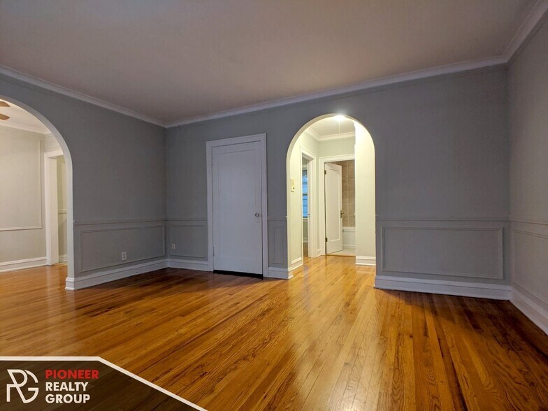 Building Photo - 546 W Surf St