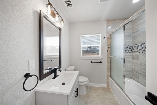 Building Photo - Charming Home Awaits: Spacious & Modern Living in a Prime Location