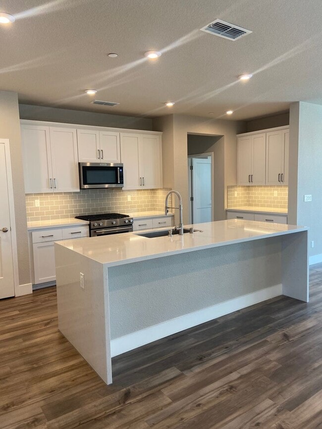 Building Photo - El Dorado Hills  - Saratoga Estates, Gated Community. 4 Bdrm, 3 Bath