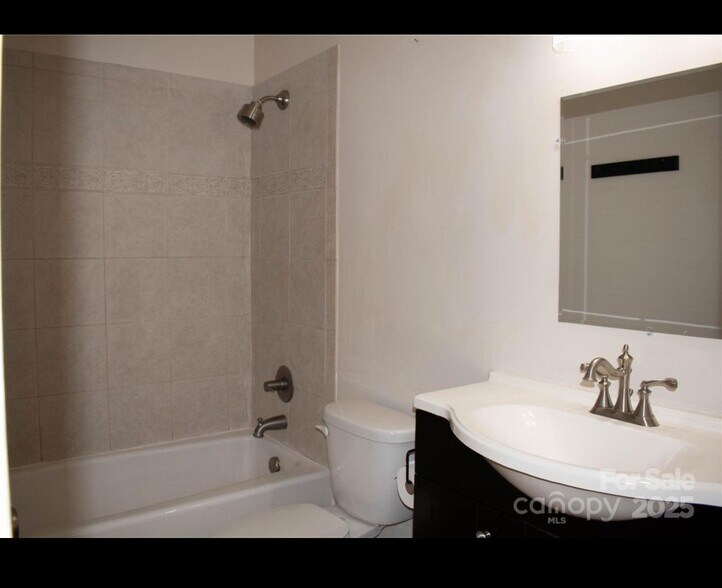 Building Photo - 1300 Larchmont Pl