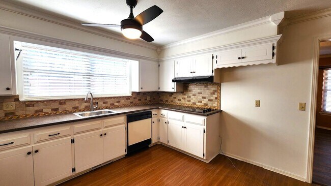 Building Photo - Beautiful 3 Bed 2 Bath Corner Lot