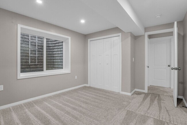 Building Photo - Spacious 4BR End-Unit Townhome | Low-Maintenance HOA Living