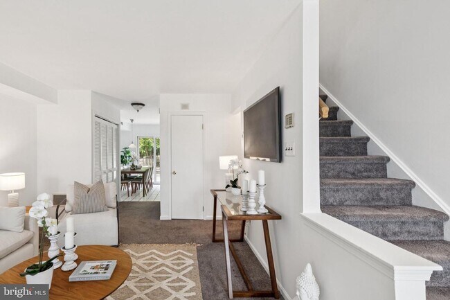 Building Photo - Great Townhouse w/ 2 Bedrooms, 1.5 Baths, ...