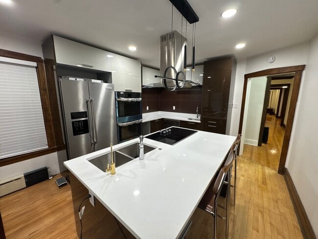 Building Photo - 2437 W North Shore Ave