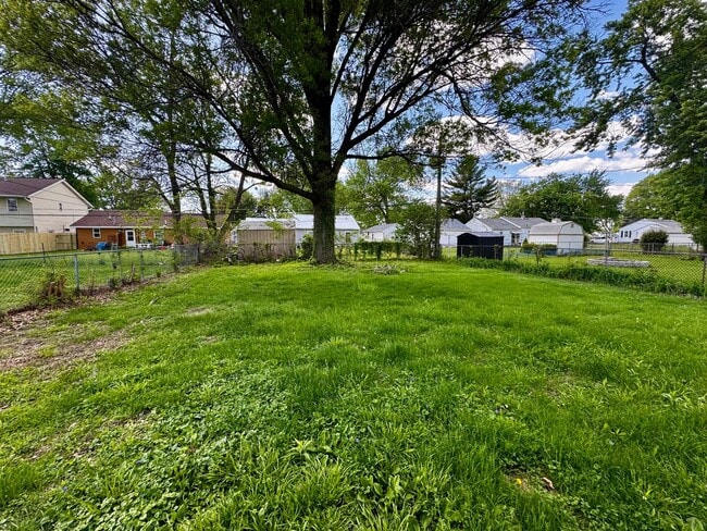 Building Photo - Updated 2 Bed Ranch Home w/ Huge Fenced Yard, Attached Garage & No Stairs – Moline