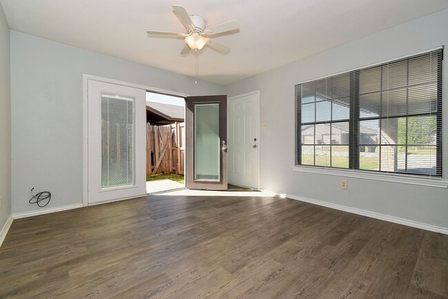 Building Photo - PEPERPORT.3913-3915