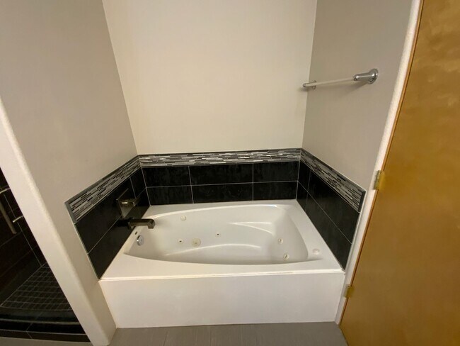 Building Photo - 3 Bedroom Townhome Available Near Eubank Blvd NE & Montgomery Blvd NE!