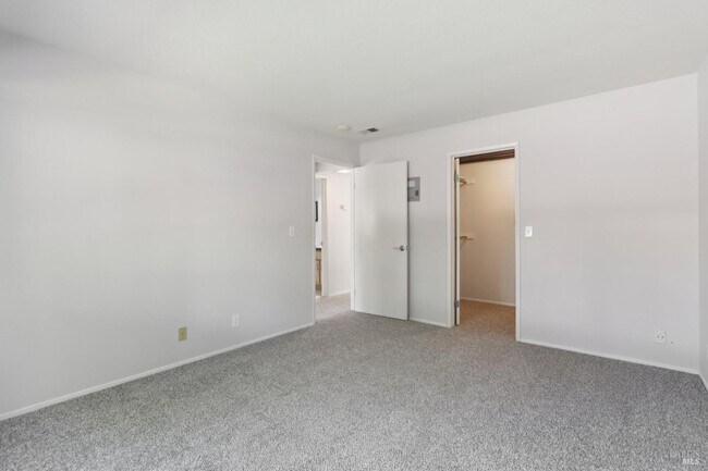 Building Photo - 900 Cambridge Dr